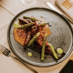 PASTILLA DE PATO COM LARANJA, AMÊNDOAS TORRADAS E GENGIBRE