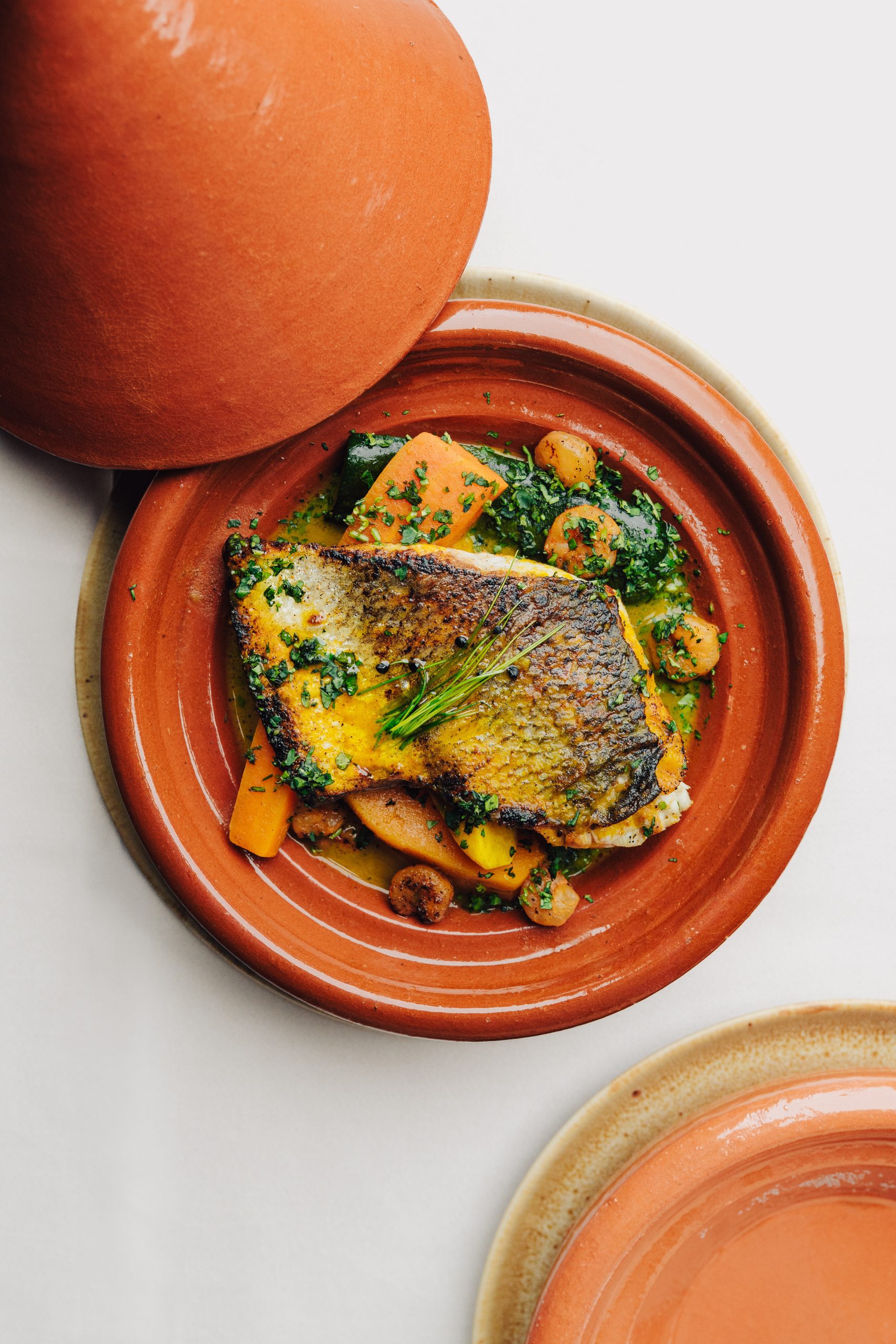 Tagine de corvina e camarão com chermoula